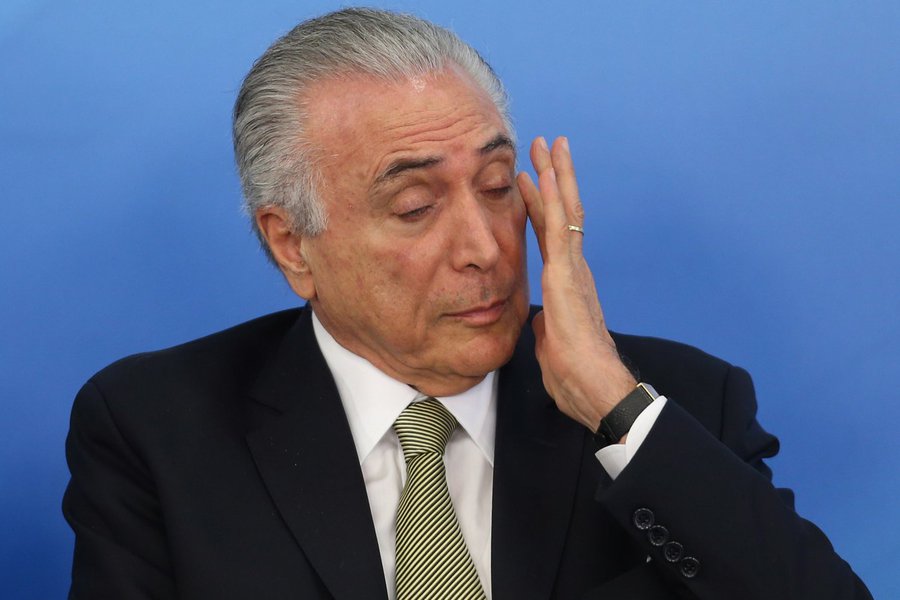 "No Palácio do Planalto a ordem é de ninguém comentar uma vírgula sequer sobre a prisão de Cunha. Assim o governo vai fazendo 'cara de paisagem' como se nada estivesse prestes a acontecer. Vamos ver até quando vai durar essa máscara", diz o jornalista George Marques; segundo ele, a delação poderá atingir Michel Temer