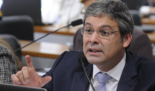 Líder da oposição no Senado, Lindbergh Farias (PT-RJ) classificou como “uma incoerência completa” o anúncio da meta fiscal deficitária em R$ 139 bilhões do governo central em 2017; para ele, trata-se de um rombo de R$ 194 bilhões, ainda maior que o deste ano, já que são contabilizados R$ 55 bilhões de receitas com privatizações de empresas públicas e concessões de ativos, como campos de petróleo