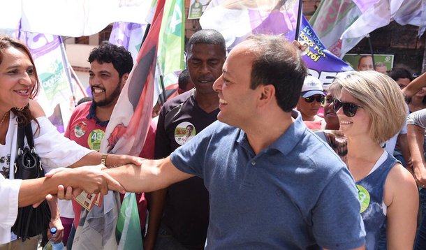 O prefeito de Niterói e candidato à reeleição, Rodrigo Neves (PV), lidera as intenções de voto, com 42,5%, seguido por Felipe Peixoto (PSB), com 23,5%; em terceiro lugar está Flávio Serafini (Psol), com 9,4%; ne segundo turno, Neves venceria Peixoto por 47,8% a 29,7%, e Sarafini por 51,8% a 23,1%; Neves também lidera o índice de rejeição, com 32,6%; segundo o levantamento, 55,4% aprovam a gestão municipal; para 44,1%, a violência é o principal problema da cidade; de acordo com o levantamento, 64,1% do município desaprovam o governo de Michel Temer, e 70,6% não aprovam o governo Francisco Dornelles
 