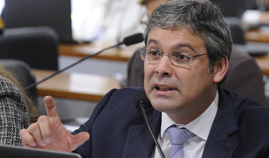 Líder da oposição no Senado, Lindbergh Farias (PT-RJ) classificou como “uma incoerência completa” o anúncio da meta fiscal deficitária em R$ 139 bilhões do governo central em 2017; para ele, trata-se de um rombo de R$ 194 bilhões, ainda maior que o deste ano, já que são contabilizados R$ 55 bilhões de receitas com privatizações de empresas públicas e concessões de ativos, como campos de petróleo