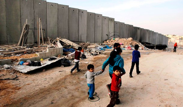 Israel proibiu temporariamente a entrada de palestinos no país, em uma decisão criticada pela ONU mas descrita pelas autoridades israelenses como uma resposta necessária ao ataque realizado em Tel Aviv nesta semana;  milhares de palestinos do território ocupado da Cisjordânia, no entanto, foram autorizados a participar das orações muçulmanas na mesquita de Al-Aqsa, em Jerusalém; medida, válida até a meia-noite de domingo, prevê que as fronteiras só serão abertas para os palestinos em casos de emergência médica ou humanitária