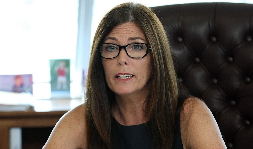 Kathleen Kane pediu demissão do cargo de procuradora-geral do estado da Pensilvânia — posto comparado a chefe do Ministério Público estadual — na última quarta-feira 24, depois de ter sido condenada, no início da semana, acusada de vazar informações de um “grand-jury” para o jornal Philadelphia Daily News, que resultou em uma reportagem desmoralizante para seu principal rival político, o ex-promotor Frank Fina; segundo a acusação, Kathleen, eleita em 2012, mentiu sobre o vazamento, tentou encobertá-lo, fez falso juramento e tentou obstruir a Justiça; no estado, os procuradores-gerais são eleitos desde 1980