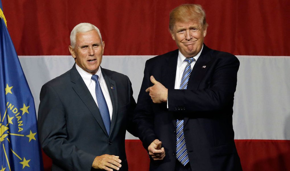 Mike Pence, governador do estado de Indiana, foi o escolhido por Donald Trumpo como seu vice na corrida presidencial; decisão animou a indústria de energia dos Estados Unidos e assustou defensores do meio ambiente, com ambos os lados citando o apoio de Pence à exploração de carvão e sua postura desafiadora à agenda ambiental do presidente Barack Obama; Trump já disse que mudança climática é um boato e prometeu reduzir regulações ambientais dos EUA para ajudar os setores de petróleo e carvão