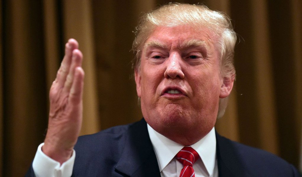 Candidato republicano à presidência dos Estados Unidos disse neste sábado (27) que buscaria desenvolver um sistema de fiscalização para garantir que imigrantes ilegais que permaneçam nos Estados Unidos depois do vencimento de seus vistos sejam removidos do país; pressionado por ter mandado mensagens conflitantes sobre a principal questão de sua campanha, a imigração ilegal, Trump usou um discurso em Des Moines para disponibilizar novos detalhes sobre seus planos: "Eu vou construir uma grande muralha na fronteira", afirmou