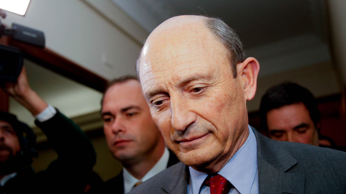 Ex-comandante do Exército chileno Juan Emilio Cheyre foi preso acusado de cumplicidade na morte de 15 pessoas em 1973, durante a ditadura de Augusto Pinochet (1973-1990); além dele, outros oito ex-oficiais foram levados ao primeiro regimento de polícia da capital, Santiago; as 15 mortes, ocorridas no regimento "Arica" na cidade de La Serena (norte) em 1973, foram parte da chamada "Caravana da Morte", ação de extermínio criada após o golpe que levou Pinochet ao poder no mesmo an