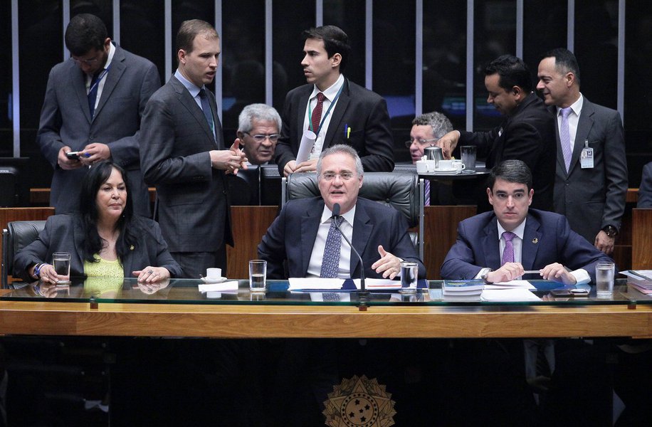 Para a realização do Enem, foram alocados R$ 400,9 milhões; já para o pagamento aos bancos pela intermediação dos empréstimos do Fies serão R$ 702,5 milhões vindos da Reserva de Contingência Financeira; matéria irá à sanção presidencial; votação acelerada de recursos para a educação, em sessão presidida por Renan Calheiros (PMDB-AL), causou polêmica e protestos de deputados da oposição