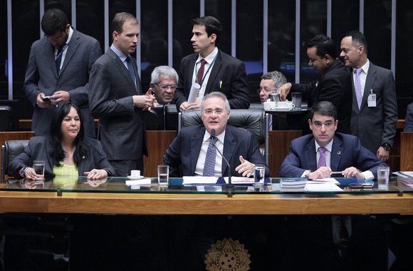 Para a realização do Enem, foram alocados R$ 400,9 milhões; já para o pagamento aos bancos pela intermediação dos empréstimos do Fies serão R$ 702,5 milhões vindos da Reserva de Contingência Financeira; matéria irá à sanção presidencial; votação acelerada de recursos para a educação, em sessão presidida por Renan Calheiros (PMDB-AL), causou polêmica e protestos de deputados da oposição