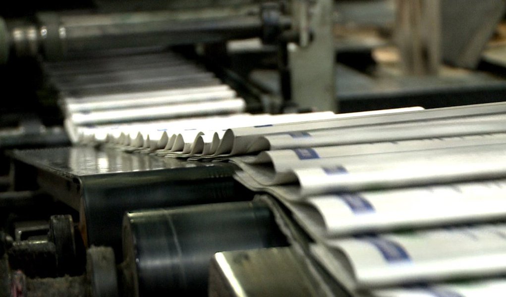 Números do Instituto Verificador de Circulação (IVC) apontam que a Folha teve uma queda de aproximadamente um terço de sua circulação impressa em apenas três anos, “O jornal que duas décadas atrás se orgulhava de tirar 1,5 milhão de exemplares aos domingos, hoje apresenta uma circulação impressa de meros 166 mil exemplares diários, queda que se acentuou na gestão de Sérgio Dávila à frente da redação. Neste ritmo, dentro de dez anos a Folha deixa de existir na versão impressa”, diz Raymundo Gomes, do DCM