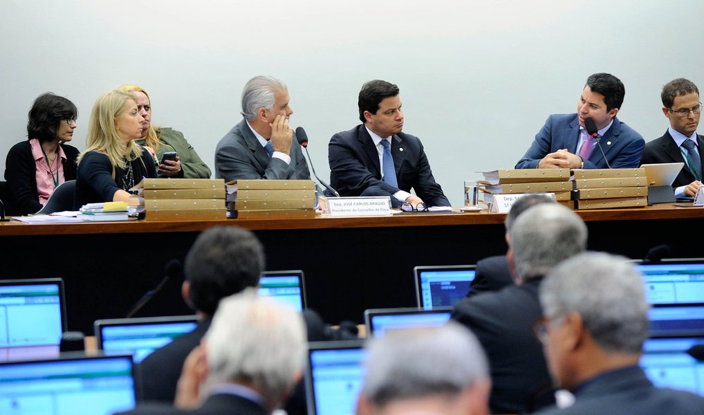 Relator Marcos Rogério (DEM-RO) pediu mais tempo para analisar o voto em separado apresentado pelo deputado João Carlos Bacelar (PR-BA), que pediu, ao invés da cassação, a suspensão do mandato de Eduardo Cunha por três meses; com isso, a votação do parecer pela cassação foi adiada para esta quarta-feira 8