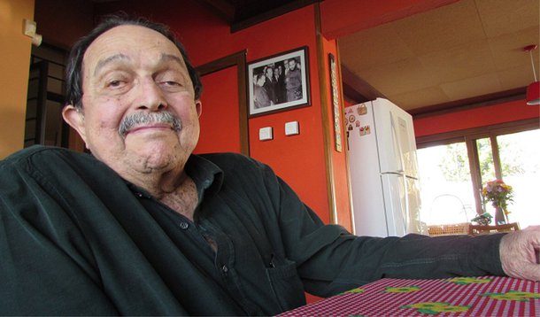 Ex-marido de Dilma Rousseff (PT) diz que seu principal sentimento diante do processo de impeachment da ex-companheira de lutas contra a ditadura é de indignação: “Não tem nada contra ela, é julgada por um bando de ladrões, vigaristas e pessoas sem escrúpulos. Essa é a inversão dos fatores, uma coisa inacreditável. O New York Times publicou uma matéria longa dizendo exatamente isso, é inconcebível. A história vai marcar isso e pode ser ainda na nossa era.”; ele afirma também que o PT nunca suportou Dilma e quer se ver livre para atribuir a ela todos os problemas que enfrenta