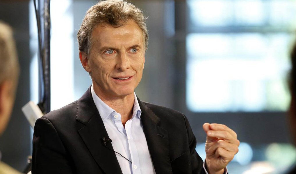 Presidente da Argentina, Mauricio Macri, pediu para a população reduzir o consumo de energia depois que a Justiça suspendeu um aumento expressivo nas tarifas de serviços públicos e no momento em que as importações de gás e petróleo impactam severamente na balança comercial do país."Temos que aprender a consumir menos energia possível", disse Macri; Justiça da Argentina negou na quinta-feira o reajuste nas tarifas de gás impostas pelo governo para reduzir o déficit fiscal;  aumentos, que em alguns casos ultrapassavam 1.000 por cento, também afetavam os serviços de água e eletricidade