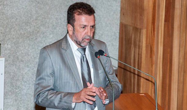 O deputado distrital Juazezão (PSB) substituiu a deputado Celina Leão (PPS) e é o novo presidente da Câmara Legislativa do Distrito Federal (CLDF); a parlamentar do PPS foi afastado pelo TJ em consequência da Operação UTIgates, que apura um esquema de corrupção entre servidores e membros da Mesa Diretora do Legislativo; o peessebista tinha assumido a vice-presidência da Casa após Liliane Roriz (PTB) deixar o cargo - ela foi a responsável pela divulgação do esquema