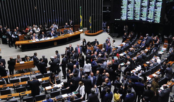 Procuram-se homens públicos que não usem postos e cargos públicos como mero trampolim político ou como fonte de enriquecimento (ilícito, por suposto!), e que, se eleitos, desempenhem de fato um bom papel, façam um bom governo e mantenham-se até o final dos seus mandatos, cumprindo assim suas promessas feitas à época das eleições. Procuram-se homens públicos dignos de serem assim chamados