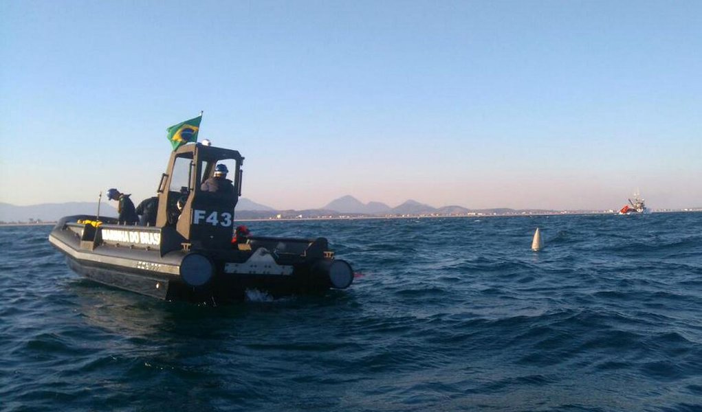 
A Marinha entrou no terceiro dia de buscas pelo piloto desaparecido no acidente aére; até agora, segundo nota divulgada à imprensa, nada foi encontrado; o piloto desapareceu no mar depois que duas aeronaves AF-1B Skyhawk colidiram durante um exercício, a 100 quilômetros da costa, próximo ao município de Saquarema, na Região dos Lagos do Rio de Janeiro; o outro piloto envolvido no acidente conseguiu retornar à Base Naval de São Pedro da Aldeia em segurança
