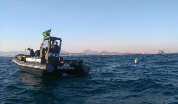 
A Marinha entrou no terceiro dia de buscas pelo piloto desaparecido no acidente aére; até agora, segundo nota divulgada à imprensa, nada foi encontrado; o piloto desapareceu no mar depois que duas aeronaves AF-1B Skyhawk colidiram durante um exercício, a 100 quilômetros da costa, próximo ao município de Saquarema, na Região dos Lagos do Rio de Janeiro; o outro piloto envolvido no acidente conseguiu retornar à Base Naval de São Pedro da Aldeia em segurança
