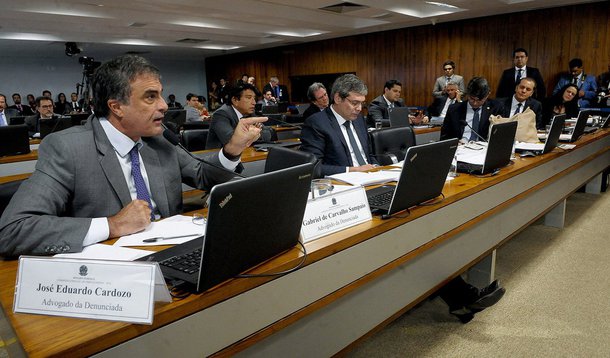 Advogado José Eduardo Cardozo, que defende a presidenta afastada Dilma Rousseff no processo de impeachment, confirmou que apresentará recurso para que as testemunhas tenham mais tempo para responder aos questionamentos dos senadores na comissão; senadores aliados da presidente eleita reclamam que o tempo de três minutos concedido às testemunhas para responder aos questionamentos não é suficiente