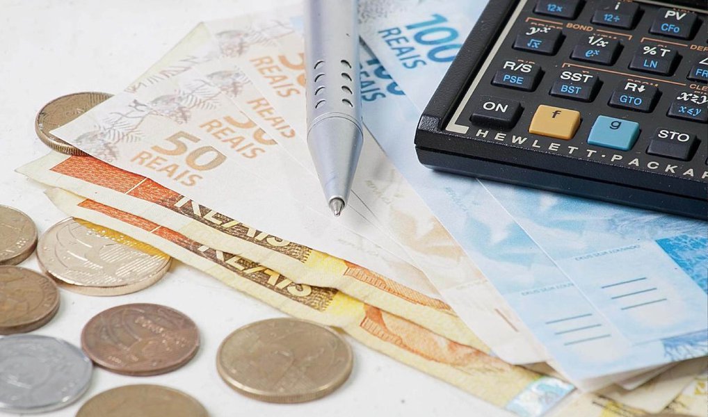 O Senado aprovou nesta terça (28) a Medida Provisória (MP) 713/16, que reduz de 25% para 6% o Imposto de Renda Retido na Fonte (IRRF) sobre as remessas de dinheiro ao exterior; a medida se aplica a despesas com gastos pessoais em viagens de turismo e negócios, a serviço e para treinamento ou missões oficiais até o limite de R$ 20 mil ao mês; a proposta também isenta do IRRF as remessas ao exterior destinadas ao pagamento de gastos com tratamento de saúde e educação