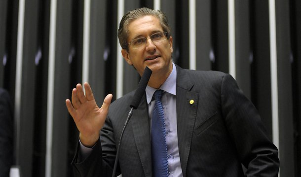 Candidato a presidente da Câmara, o deputado federal Rogério Rosso (PSD-DF) aparece recebendo propina em vídeo gravado pelo ex-secretário do governo do Distrito Federal Durval Barbosa; a acusação foi feita pelo deputado federal Alberto Fraga (DEM-DF) e pelo ex-gerente da Companhia de Desenvolvimento do Distrito Federal, Luiz Paulo Costa Sampaio; Durval Barbosa é delator do escândalo do mensalão do DEM no Distrito Federal