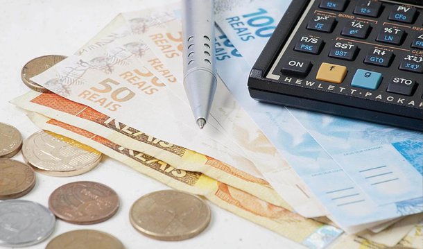 O Senado aprovou nesta terça (28) a Medida Provisória (MP) 713/16, que reduz de 25% para 6% o Imposto de Renda Retido na Fonte (IRRF) sobre as remessas de dinheiro ao exterior; a medida se aplica a despesas com gastos pessoais em viagens de turismo e negócios, a serviço e para treinamento ou missões oficiais até o limite de R$ 20 mil ao mês; a proposta também isenta do IRRF as remessas ao exterior destinadas ao pagamento de gastos com tratamento de saúde e educação