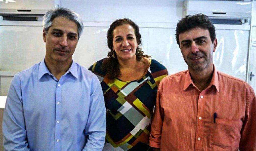O pré-candidatos à Prefeitura do Rio pelo PSol, o deputado estadual Marcelo Freixo, e os deputados federais Alessandro Molon (Rede) e Jandira Feghali (PCdoB) fecharam um acordo de apoio mútuo em eventual segundo turno nas eleição municipal. A conversa não passou pela possibilidade de uma chapa única; "As três candidaturas são legítimas. Há uma unidade construída, de diálogo, não em uma chapa única. Nós não éramos uma coisa só e nos dividimos. Pelo contrário, somos coisas diferentes, com caminhos próprios, e estamos nos organizando em uma pauta e em um debate permanente sobre a cidade", disse Freixo, após reunião
