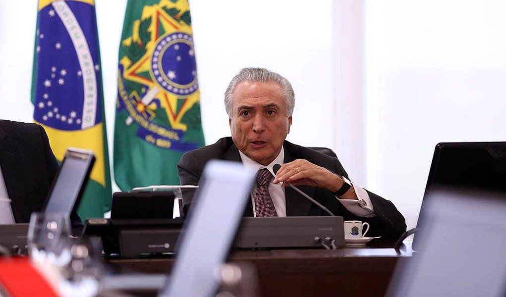 Nas últimas 24 horas, quase 140 nomeações foram autorizadas para postos federais, um esforço do governo interino para contemplar aliados ávidos por cargos enquanto busca uma solução para a Lei das Estatais, segundo a colunista Natuza Nery; apesar do “liberou geral”, diz, peemedebistas sustentam que nada pingou na cota deles: “A situação está chegando ao limite. Qualquer hora ele toma uma invertida no plenário”, diz um integrante da Câmara