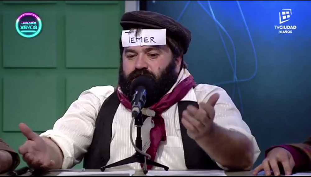 Um dos humoristas do quadro Pocas Nueces está com um papel colado na testa com o nome de Temer e tem que adivinhar quem ele é só com respostas de "sim" e "não"; assista