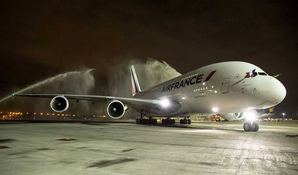 O Rio de Janeiro recebeu na segunda (22), pela primeira vez, o Airbus A380, maior avião comercial do mundo; em um voo único, a Air France trouxe o gigante dos ares para atender a demanda do fim do maior evento esportivo do mundo realizado na cidade e para transportar de volta à França atletas e membros da delegação francesa.