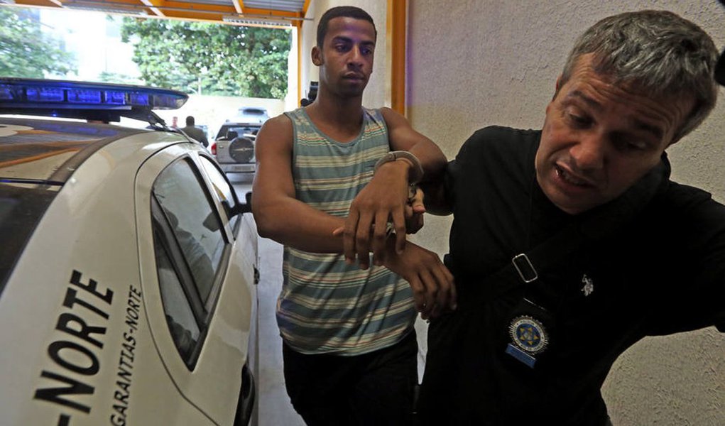 A Justiça do Rio de Janeiro decretou a prisão preventiva de três acusados de participar do estupro coletivo de uma adolescente de 16 anos, na comunidade da Barão, na zona oeste da cidade; Raí de Souza, Raphael Assis Duarte Belo e Moisés Camilo Lucena tiveram a prisão decretada pela 2ª Vara Criminal Regional de Jacarepaguá; eles são acusados do crime de estupro de vulnerável; Raí de Souza e Raphael Belo também respondem pelo crime de filmar cena pornográfica envolvendo adolescente; Raí ainda é acusado de divulgar essas imagens