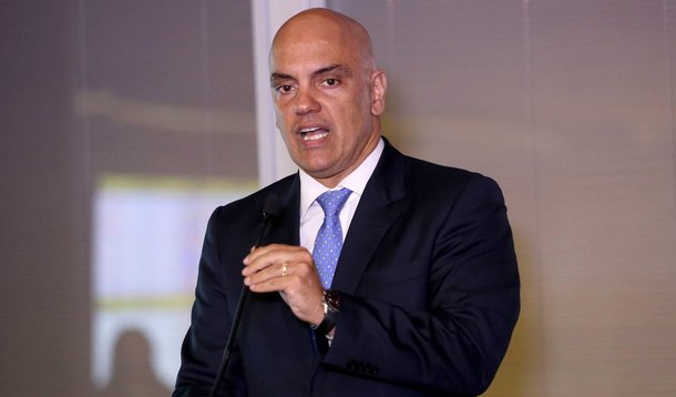 O ministro da Justiça e Cidadania, Alexandre de Moraes, negou que Chaer Kalaoun, o homem preso ontem por suspeita de ligações com terrorismo em Nova Iguaçu, no Rio de Janeiro, tenha ligação com o grupo detido há uma semana durante a Operação Hashtag; a declaração do ministro foi confirmada pela Polícia Federal, que informou que Kalaoun tem "histórico de detenção por porte ilegal de arma"