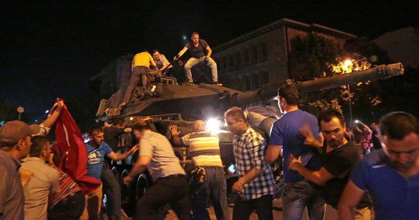 Informação é do Ministério de Relações Exteriores, que divulgou um comunicado neste domingo, acrescentando que mais de 1.400 pessoas ficaram feridas; dos mortos, mais de 100 eram de participantes do golpe fracassado, segundo o ministério