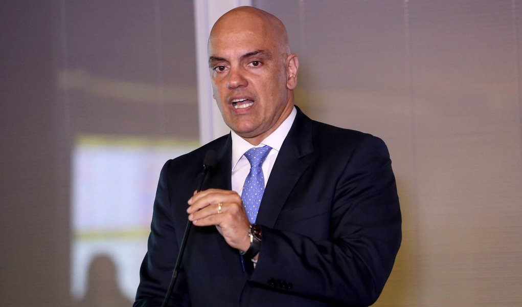 O ministro da Justiça e Cidadania, Alexandre de Moraes, negou que Chaer Kalaoun, o homem preso ontem por suspeita de ligações com terrorismo em Nova Iguaçu, no Rio de Janeiro, tenha ligação com o grupo detido há uma semana durante a Operação Hashtag; a declaração do ministro foi confirmada pela Polícia Federal, que informou que Kalaoun tem "histórico de detenção por porte ilegal de arma"