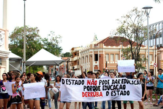 Temer e sua estapafúrdia mudança tem colocado em risco a vida de milhares de jovens que protestam como podem os absurdos. Enquanto um congresso entreguista aprova em segunda votação pela Câmara a PEC 241, mais de mil escolas de todo o país são ocupadas por estudantes que enxergam o que o governo finge não ver