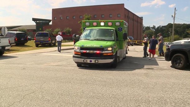 Um garoto de 14 anos matou o pai a tiros antes de ir a uma escola primária próxima e ferir duas crianças e uma professora com um revólver na tarde desta quarta-feira na Carolina do Sul, nos Estados Unidos; o suspeito nunca esteve na escola, localizada cerca de 160 km a nordeste de Atlanta