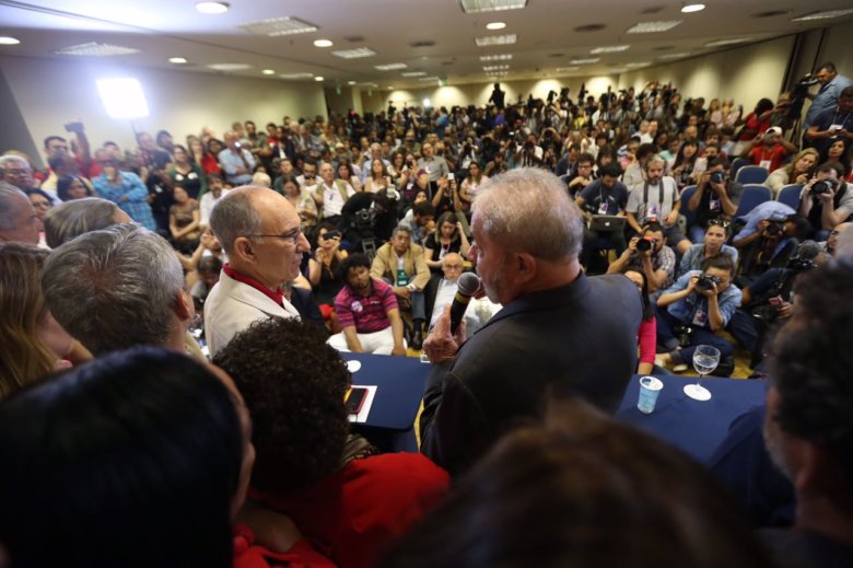 O "Nós e eles" não é, como insinuam e acusam, uma manifestação de sectarismo subjetivista de Lula, muito menos um exercício de retórica, nem o retorno a posições isolacionistas. É a expressão de uma realidade objetiva e da correlação de forças no Brasil do golpe (Foto: José Reinaldo Carvalho) O "Nós e eles" não é, como insinuam e acusam, uma manifestação de sectarismo subjetivista de Lula, muito menos um exercício de retórica, nem o retorno a posições isolacionistas. É a expressão de uma realidade objetiva e da correlação de forças no Brasil do golpe