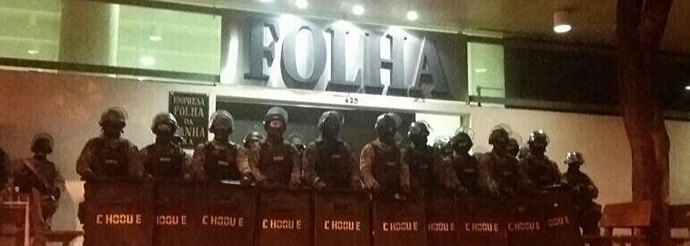 Jornal da família Frias, que cresceu na década de 80, depois da campanha das Diretas Já, teve que ter sua sede protegida pela PM nesta madrugada; o motivo: manifestantes planejavam um escracho contra o jornal por seu apoio ao golpe de 2016, mas foi duramente reprimido; na campanha pelo golpe, a Folha de S. Paulo chegou até a falsear uma pesquisa Datafolha e hoje enfrenta sua maior crise de credibilidade