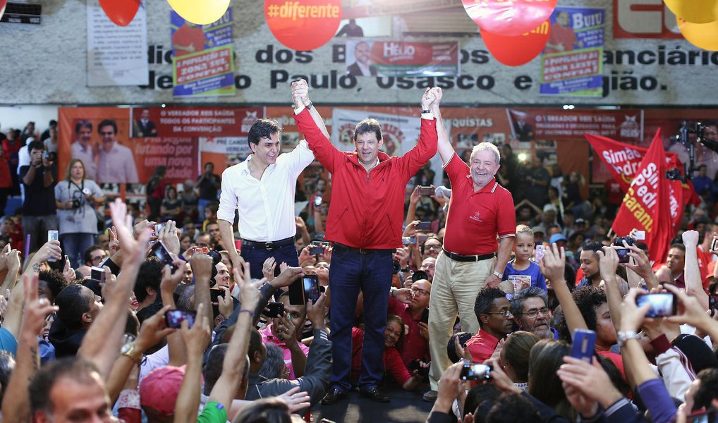Editoral de Saul Leblon, na Carta Maior, repercute declaração do ex-presidente Lula na convenção do PT de São Paulo, que confirmou a candidatura do prefeito Fernando Haddad à reeleição, sobre a importância de se investir em comunicação; "O prefeito Fernando Haddad cortou em 50% os gastos com a divulgação do seu governo nos quatro anos em que dirigiu a prefeitura da maior cidade do país. Foi repreendido por Lula", relata o texto; "A advertência de Lula aborda, indiretamente, aquele que é o maior obstáculo à superação da encruzilhada brasileira atual. A inexistência real de espaço de comunicação para se debater e escrutinar as bases de um novo ciclo de desenvolvimento. Não é propriamente uma novidade na vida do país", reforça Carta Maior