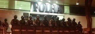 Jornal da família Frias, que cresceu na década de 80, depois da campanha das Diretas Já, teve que ter sua sede protegida pela PM nesta madrugada; o motivo: manifestantes planejavam um escracho contra o jornal por seu apoio ao golpe de 2016, mas foi duramente reprimido; na campanha pelo golpe, a Folha de S. Paulo chegou até a falsear uma pesquisa Datafolha e hoje enfrenta sua maior crise de credibilidade