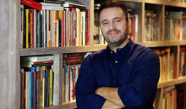 Jornalista e escritor Felipe Pena, da GloboNews, publicou relato sobre a pressão que tem sofrido, até mesmo de amigos e colegas de trabalho, para parar de "denunciar o golpe" do impeachment nas redes sociais; entre os argumentos utilizados no pedido, o de que ele pode ficar sem emprego se continuar nadando contra a corrente; "A ameaça de exclusão alimenta a espiral do silêncio. Ela é o vetor totalitário que perpassa a construção de um falso consenso e constrói a ponte para o passado. Ela é o terror das vozes dissonantes. Ela é o atraso", afirma
 