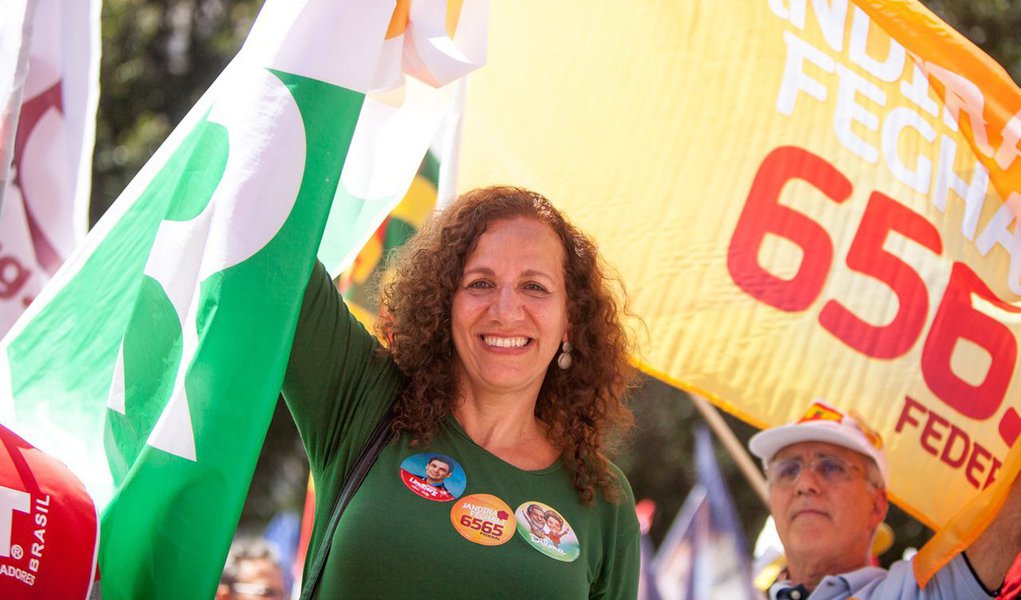 "Em relação ao ensino fundamental, temos que voltar à época da escola aberta, que é o centro da comunidade, aberta aos finais de semana, com conselhos de bairro dentro dela, para que a população possa decidir suas prioridades e a prefeitura possa ouvir. E que seja de fato uma escola de horário integral, o que hoje não existe no Rio, integrando a cultura, o esporte e superando o analfabetismo digital de parte dos alunos", defendeu a candidata do PCdoB à Prefeitura, durante sabatina na TV Brasil