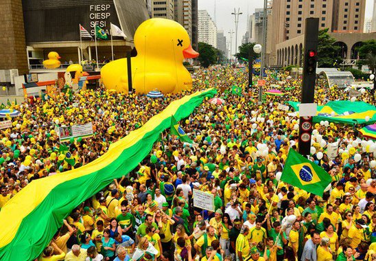 Cadê os coxinhas despolitizados, a maioria analfabeta política e tão sensível politicamente como um gorila selvagem dentro de uma loja de finos e caros cristais. Cadê? O golpe comeu...