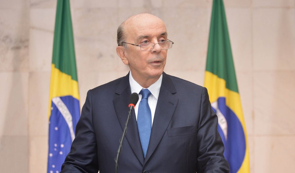 O jornalista Fernando Brito, do Tijolaço, comenta a posição do ministro das Relações Exteriores do Brasil, José Serra, no caso da saída do Reino Unido da União Europeia; "Até agora, na contramão deste sentimento só tínhamos as “mulas” da extrema-direita: Donald Trump, Marine Le Pen e congêneres. Ganharam agora uma minúscula mas tropical companhia: José Serra. Com uma sensibilidade paquidérmica, o chanceler brasileiro acaba de dizer que a ‘saída de britânicos da União Europeia pode aproximar Brasil de Reino Unido’", comenta Brito