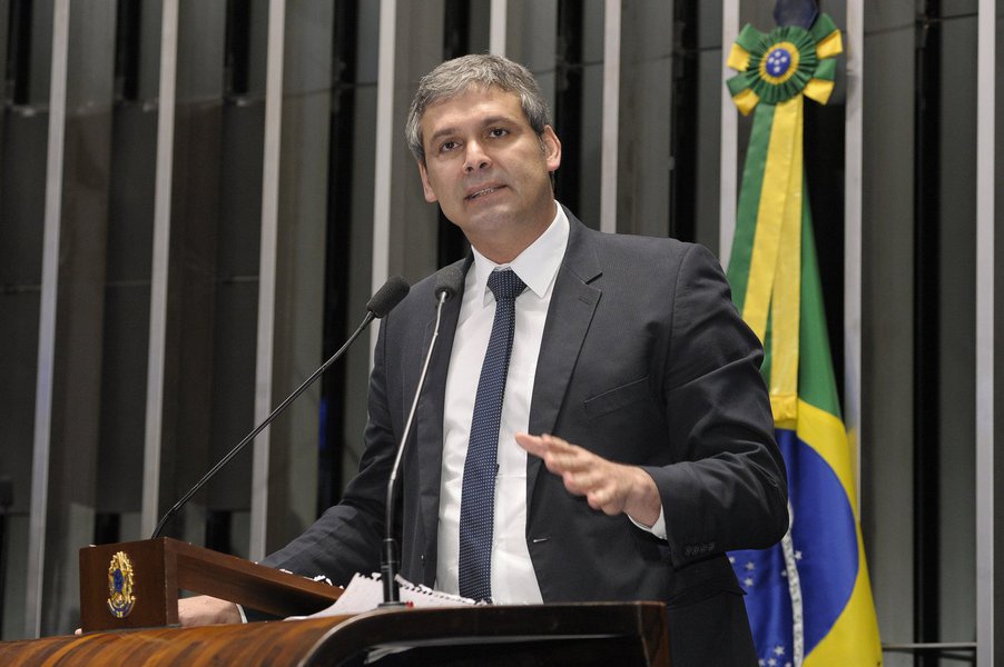 Em discurso no plenário, senador Lindbergh Farias (PT-RJ) criticou a perseguição da Lava Jato ao ex-presidente Lula, disse que o Brasil está entrando em estado de exceção e que Lula já é tratado pela imprensa como se fosse condenado; "E para cima do PT tudo é permitido. A imprensa se cala. Às favas a nossa Constituição, os direitos individuais, tudo isso é sepultado em nome do ataque ao inimigo, que é o PT, essa organização criminosa dita por eles", afirmou