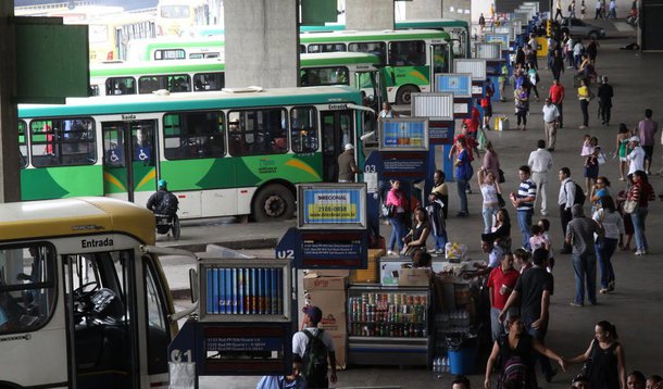 A Secretaria de Mobilidade pretende contratar até o fim de setembro uma consultoria externa com o objetivo de fazer uma análise detalhada nos contratos com as cinco empresas de ônibus que operam no Distrito Federal; o governo quer oferecer até o primeiro trimestre de 2017 um relatório com possíveis "vícios ou imprecisões" nos contratos; a medida segue o que recomendou a CPI dos Transportes, no relatório aprovado em abril deste ano. Documentos apontam suposta manipulação na licitação do transporte coletivo do Distrito Federal. Não há previsão de quanto custará a contratação da consultoria; a previsão é de que o trabalho seja realizado por uma empresa internacional ou uma entidade ligada ao meio acadêmico