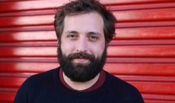 O humorista Gregório Duvivier em entrevista nesta quinta (10) à Intertv Cabugi, filial da Rede Globo, no programa RNTV primeira edição, antes de responder a pergunta da jornalista disse "Primeiramente, ‎ForaTemer‬"