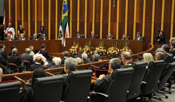 Seis novos desembargadores tomaram posse no Tribunal de Justiça do Distrito Federal e dos Territórios (TJDFT), na tarde desta sexta-feira (29); eles se unem a 40 desembargadores da Corte local e a outros dois ainda não investidos no cargo; entre as autoridades presentes, o governador de Brasília, Rodrigo Rollemberg, acompanhou a solenidade à mesa de honra, ao lado do presidente do tribunal, Mario Machado Vieira Netto