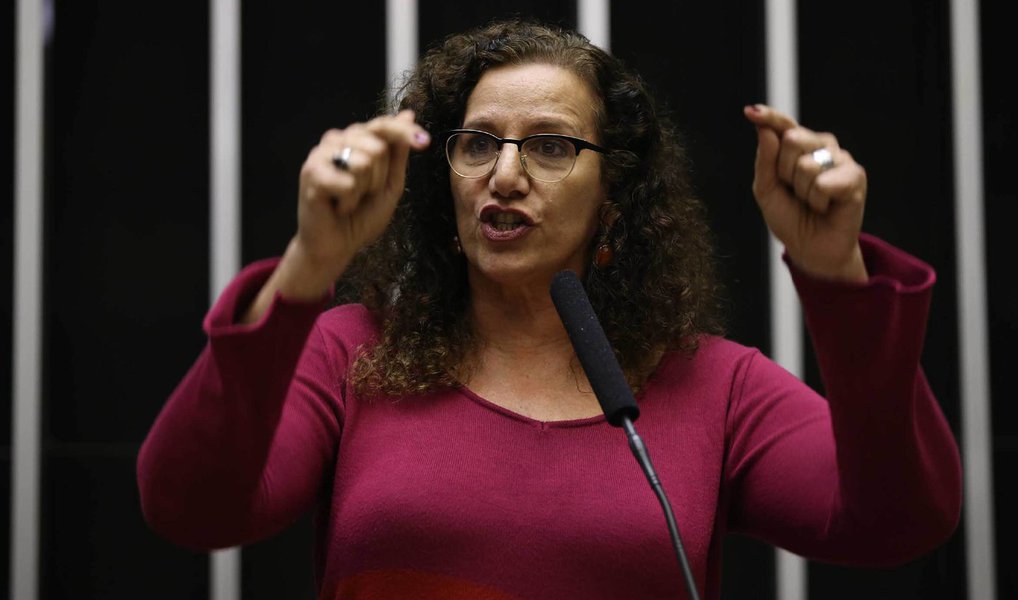 A deputada federal Jandira Feghali (PC do B/RJ) emitiu nota nesta quarta-feira (15), na qual rebate afirmações feitas por Sérgio Machado em sua delação; "Todas as doações recebidas em minhas campanhas eleitorais foram lícitas, registradas e aprovadas pela Justiça Eleitoral. Nunca conheci ou participei de qualquer conduta, ou esquema criminoso envolvendo a Transpetro e jamais aceitaria doações se pudesse supor serem de origem ilícita. Repudio a tentativa de criminalizar as doações feitas segundo as leis à época vigentes, portanto legais e públicas e qualquer tentativa de vincular meu nome ao recebimento de propina", disse; ela anunciou que irá processá-lo por calúnia e difamação