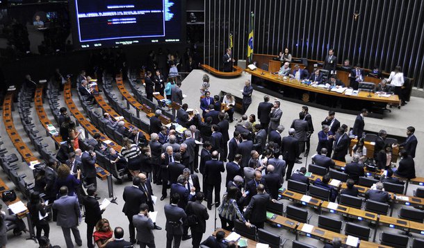 "A maioria da Câmara, que há menos de um ano, votava em massa as 'pautas-bomba', criando despesas a granel, agora vota o corte mais drástico no Orçamento Público", lembra Fernando Brito, editor do Tijolaço; "Certamente condenável, nenhuma selvageria é maior do que aquela que pessoas esclarecidas e com responsabilidade institucional fazem. Em pouco tempo, infelizmente, iremos para o confronto de rua"