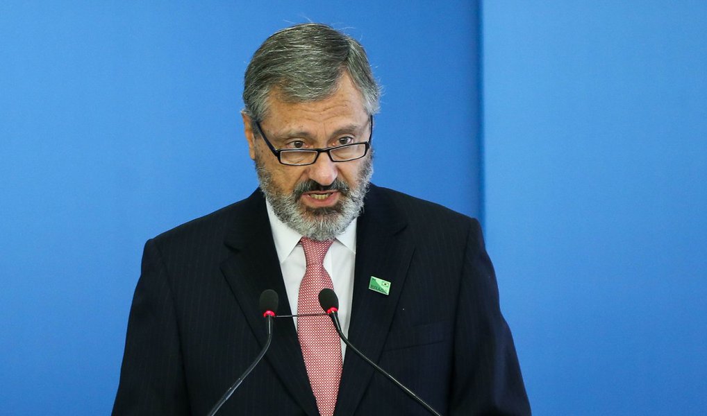 Na primeira reunião com funcionários da antiga Controladoria-Geral da União (CGU), o ministro Torquato Jardim pediu que os servidores que tenham "incompatibilidade" ideológica com o governo interino de Michel Temer (PMDB) entreguem seus cargos comissionados; "Isso pressupõe uma compatibilidade política, filosófica e ideológica que cada qual com o governo de transição do presidente Michel Temer. Quem tiver uma incompatibilidade insuperável de qualquer tipo e qualquer circunstância, tenho certeza, terá a dignidade de pedir, espontaneamente, a sua exoneração", disse Jardim; ouça o áudio