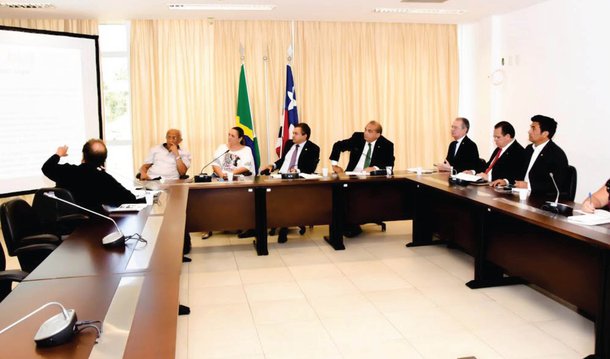 É o que aponta a Comissão de Saúde da Assembleia Legislativa recebeu a visita de uma comitiva do Conselho de Secretários Municipais de Saúde (Cosems), que apresentou – durante reunião realizada na Sala das Comissões – um estudo que aponta o Maranhão como um dos estados que menos recebem recursos do Governo Federal para custeio das ações de média e alta complexidade na rede pública de saúde; de acordo com os representantes do Cosems, o Maranhão está entre os Estados que menos recebem recursos da União para custeio das ações de média e alta complexidade, só ganhando do Pará e do Amazonas