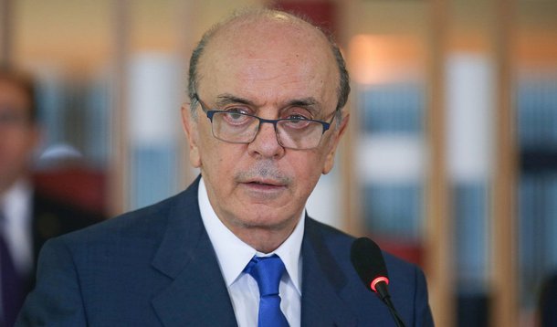 Um grupo de representantes de sindicatos de petroleiros, do Movimento dos Atingidos por Barragens (MAB) e do Movimento dos Pequenos Agricultores (MPA) realiza um protesto nesta terça-feira, 14, em frente ao Palácio do Itamaraty, contra o ministro de Relações Exteriores, José Serra; aos gritos de "Fora, Serra!", "entreguista", "golpistas, fascistas não passarão", eles bateram nos vidros da fachada, mas não houve estragos; Serra recebe nesta tarde o líder oposicionista venezuelano Henrique Capriles